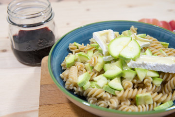 Pasta integrale con zucchine e formaggio