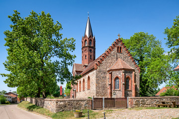 Fototapeta na wymiar Dorfkirche Altkünkendorf in der Uckermark, Brandenburg, Deutschland