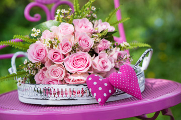 Obraz premium Rosa Rosenstrauß mit Herzen
