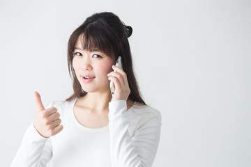 女性・スマホ・白バック