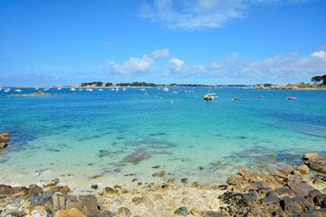 Fototapeta premium Paysage de la côte bretonne à Penvénan Port-Blanc dans le Trégor