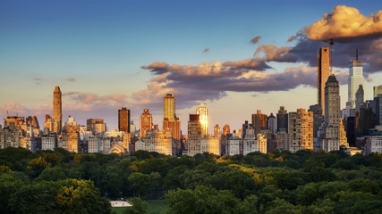 Naklejka premium Miasto Nowy Jork Upper East Side linia horyzontu nad central park przy zmierzchem, usa.