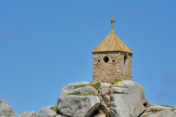 Fototapeta na wymiar Le rocher de la sentinelle à Penvénan Port-Blanc dans le Trégor en Bretagne