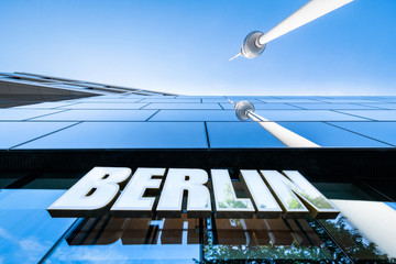 Der Berliner Fernsehturm am Alexanderplatz, Berlin Mitte, Deutschland - obrazy, fototapety, plakaty