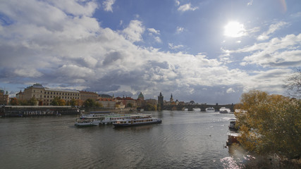 Obraz premium miasto, woda, rzeka, noc, niebo, panorama, morze, sylwetka na tle nieba, architektura, niebieski, pejzaż miejski, widok, most, krajobraz, miejski, podróż, panoramiczny, sztokholm, budynek, port, europa, łódź, chmury, odbicie, l
