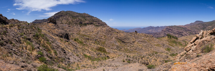 Aussicht vom Cruz de San Antonio auf Gran Canaria über die Berge zum Meer