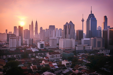 Obraz premium Beautiful sunrise landscape of aerial Kuala Lumpur skyline, Malaysia