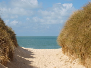 Bord de mer le long des dunes de Keremma en Finistère
