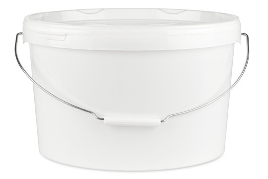 new white paint bucket isolated on white background / Farbeimer neu isoliert auf hintergrund weiß