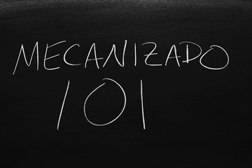 The words Mecanizado 101 on a blackboard in chalk.  Translation: Machining 101