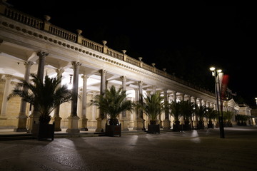 Fototapeta premium Mill Colonnade (Mlýnská kolonáda) in Carlsbad (Karlovy Vary), Czech Republic at night