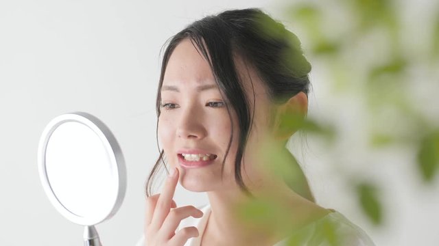 悩む女性・歯・4K