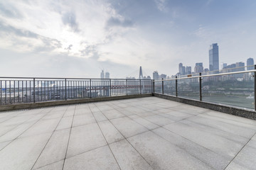 Obraz premium Empty floor with modern business office building 