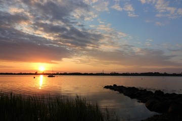 Obraz premium magischer Sonnenuntergang an der Schlei