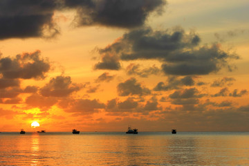 magnifique coucher de soleil sur l'ocean aux seychelles