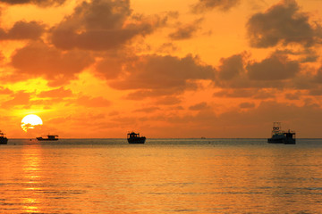 Fototapeta premium magnifique coucher de soleil sur l'ocean aux seychelles