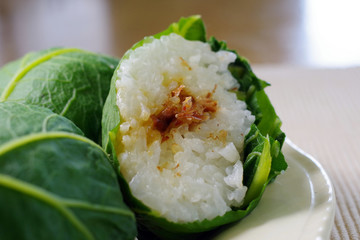 フキの葉の塩漬けで包んだオニギリ