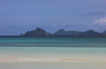 plage avec eaux turquoises aux seychelles