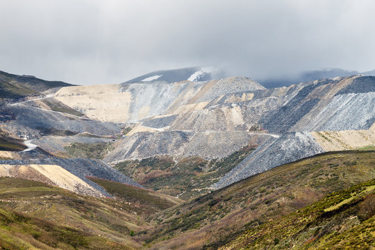 Escombreras de pizarra. La Baña, Comarca de La Cabrera, León, España.