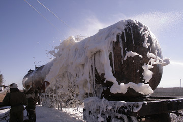 rescuers stifle the train. Firefighters are extinguished by the foam of the train's caustic.