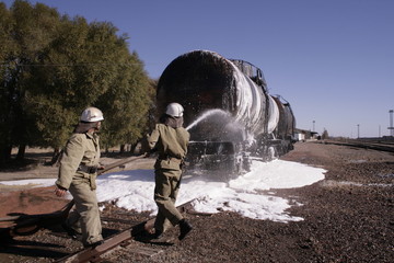 rescuers stifle the train. Firefighters are extinguished by the foam of the train's caustic.