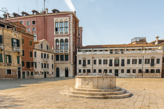 A covered fountain on a small square in Venice
