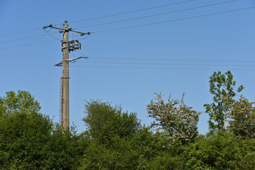 Obraz premium électricité poteau cable fil énergie environnement vert