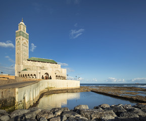 Fototapeta premium view to mosque of Hassan II with sunlight and sea waterloo in Casablanca in Morocco