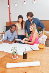 Startup Team diskutiert ein Projekt