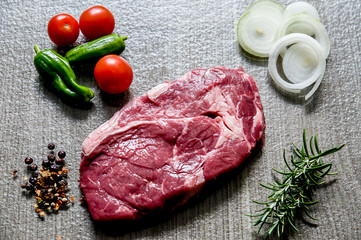 Rohes Steak mit Gemüse und Gewürze