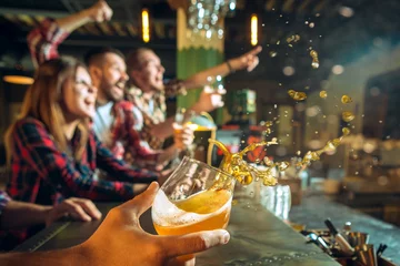 Abwaschbare Fototapete Kneipe Sport-, Menschen-, Freizeit-, Freundschafts- und Unterhaltungskonzept - glückliche Fußballfans oder männliche Freunde, die Bier trinken und den Sieg in der Bar oder im Pub feiern