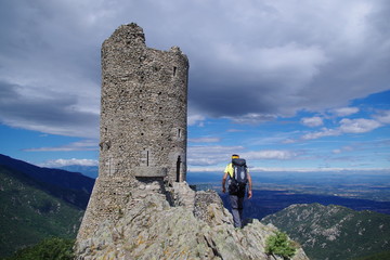 Randonneur homme en montagne avec sac jaune Tour Massane