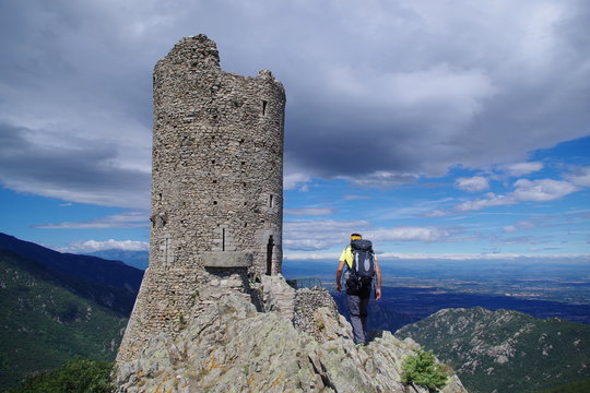 Randonneur homme en montagne avec sac jaune Tour Massane