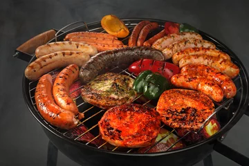 Photo sur Plexiglas Grill / Barbecue Gril. Saucisses et escalopes grillées.