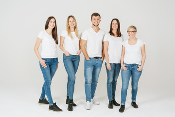 Obraz premium Casual relaxed group of five friends in blue jeans