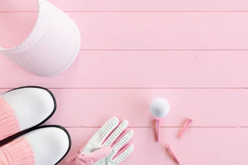 Poster Golfequipment für Damen auf Holzunterlage in pink von oben © cladori