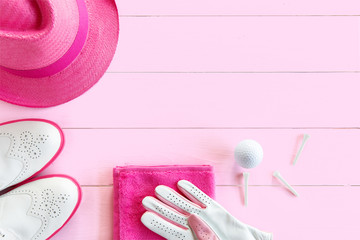 Golfequipment für Damen auf Holzunterlage in pink von oben