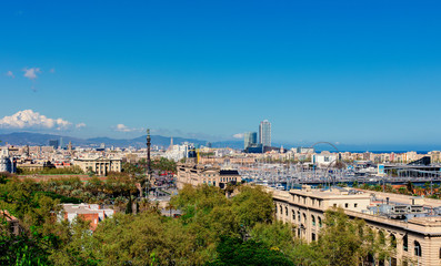 Fototapeta premium Widok z lotu ptaka na panoramę Barcelony nad Passeig de Colom lub aleją Columbus i przystań Port Vell