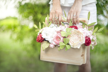 Woman hold flower bouquet.