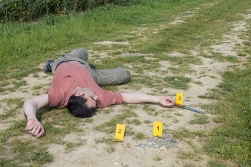 Scène de crime avec cadavre d'un homme tué  par balles