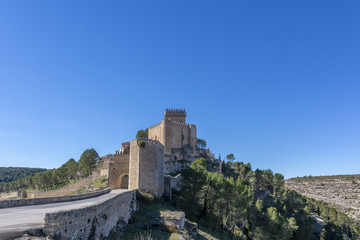 Fototapeta na wymiar Castillo de la villa de Alarcon en la provincia de Cuenca España en un día soleado de invierno