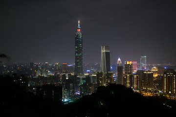 Obraz premium Taipei 101 from elephant mountan