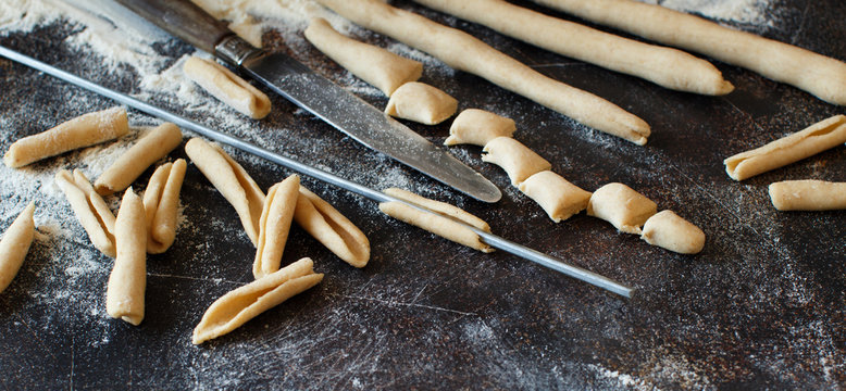 Making whole wheat flour pasta Maccheroni al ferro