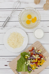Tavola con formaggio uova e verdure