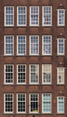 fassade eines alten backsteingebäudes in amsterdam, holland