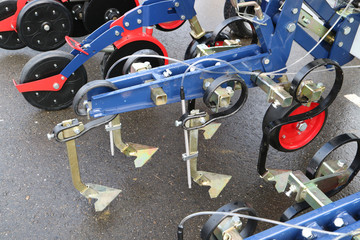 Cultivator for tillage and fertilizer application. Cultivator blades.