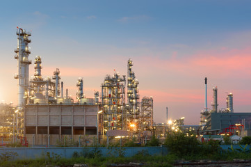Obraz na płótnie Canvas Oil Refinery factory at twilight