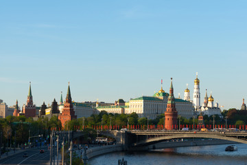 Blick auf den Kreml und Palast über den Fluss Moskwa von der Brücke Patriarshiy Most, Moskau,...