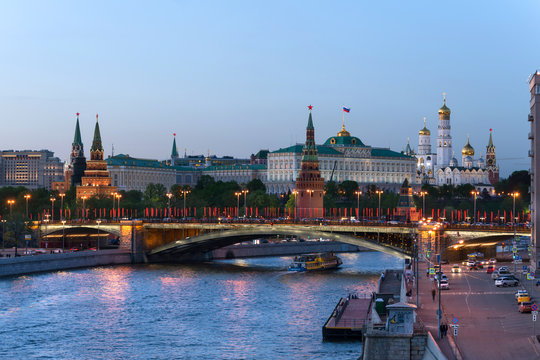 Blick auf den Kreml und Palast über den Fluss Moskwa von der Brücke Patriarshiy Most, Moskau, Russische Förderation