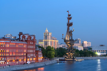 Denkmal für Peter 1. aus Bronze in der Moskwa mit ehemaliger Schokoladenfabrik zur Linken Roter Oktober, Moskau, Russische Förderation